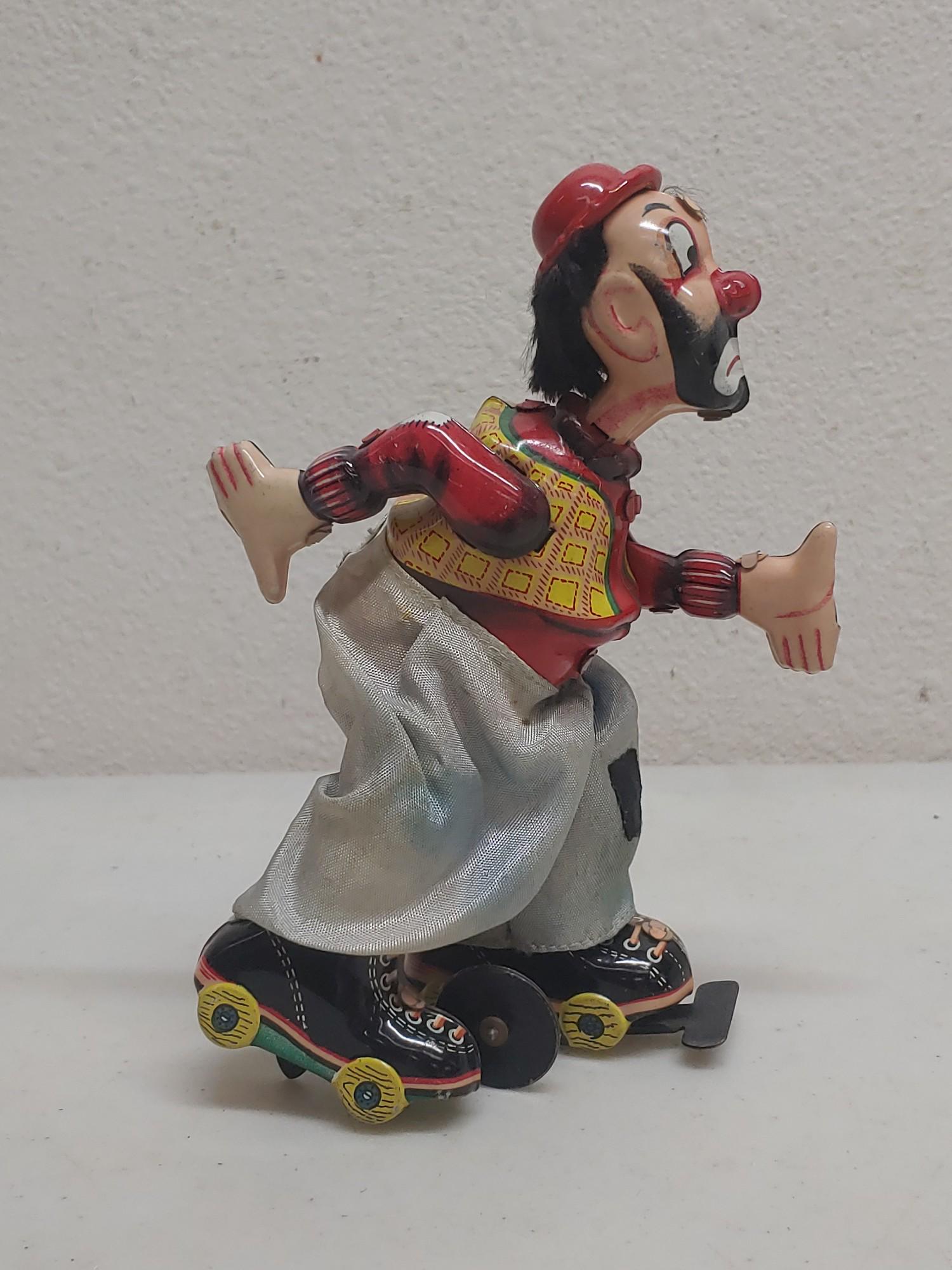 TPS Wind-Up Skating Clown Tin Toy (1 of 7)