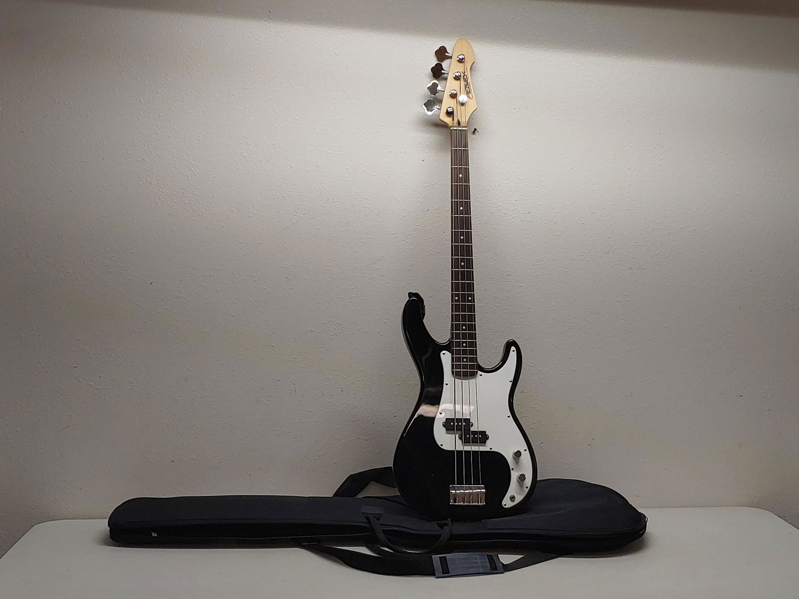 Peavey Electric Guitar with Case (1 of 9)