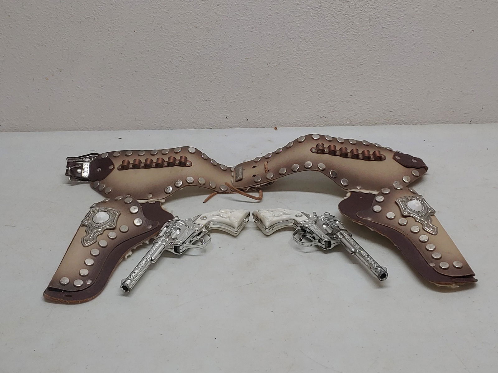 Kit Carson cap guns and Holster: Guns approx 8 in