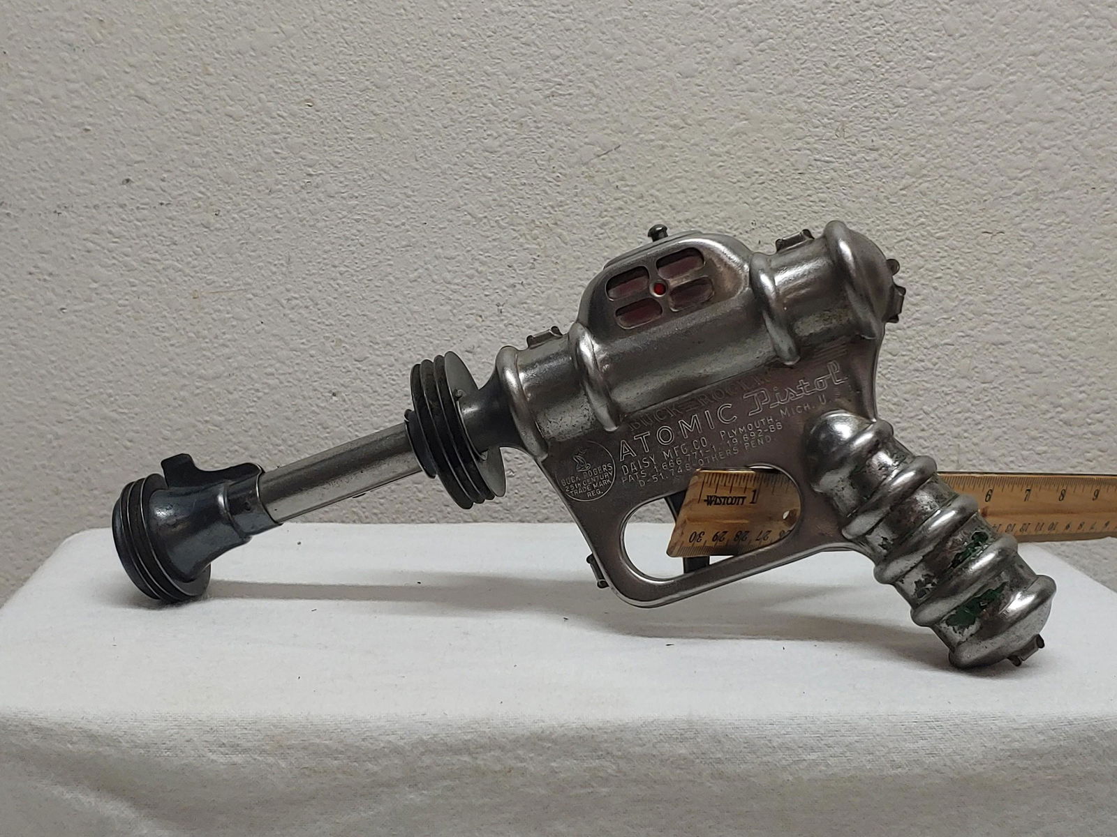 Buck Rogers Daisy Atomic pistol: Approx 10 in fires