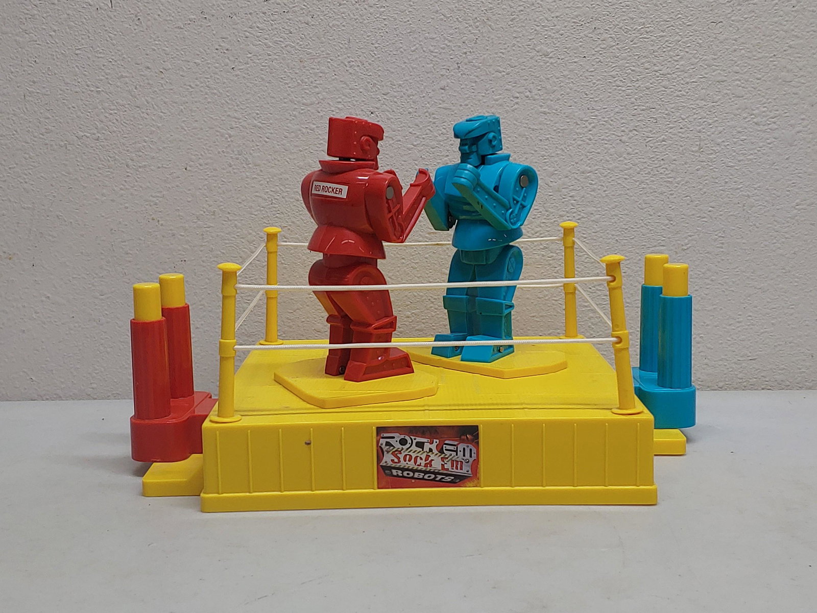 Mattel Rock'em sock'em robots toy: .