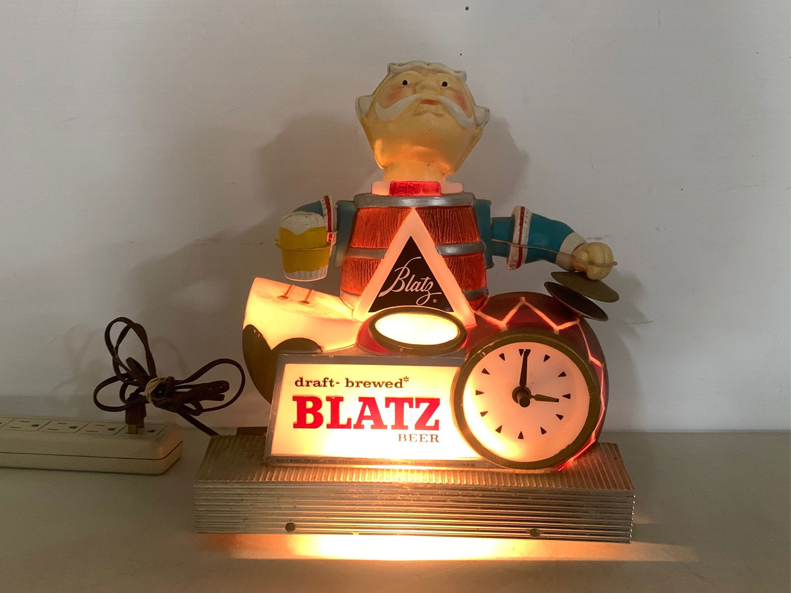 Blatz Beer Bobble Head Tavern Display (1 of 6)
