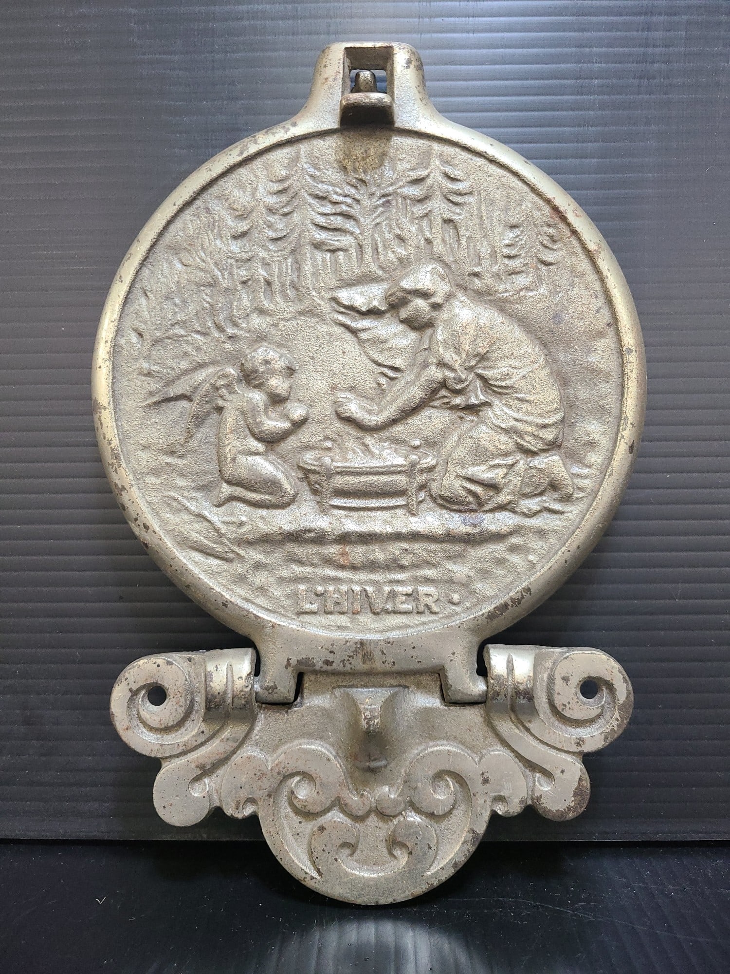 L'Hiver Polished Cast Iron Folding Pot Rack Trivet (1 of 6)