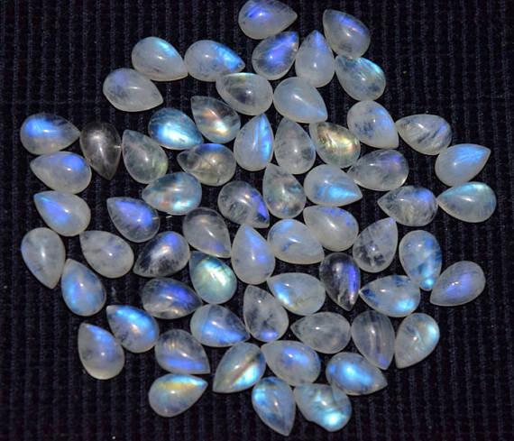 Rainbow Moonstone 7x5 MM Pear Cabochon 50 Pieces: Natural Rainbow Moonstone 7x5 MM Pear Cabochon 50 Pieces Gemstone : Rainbow Moonstone Shape : Pear Size : 7x5 MM Color : Multicolor Type : Cabochon Quantity : 50 Pieces Wei