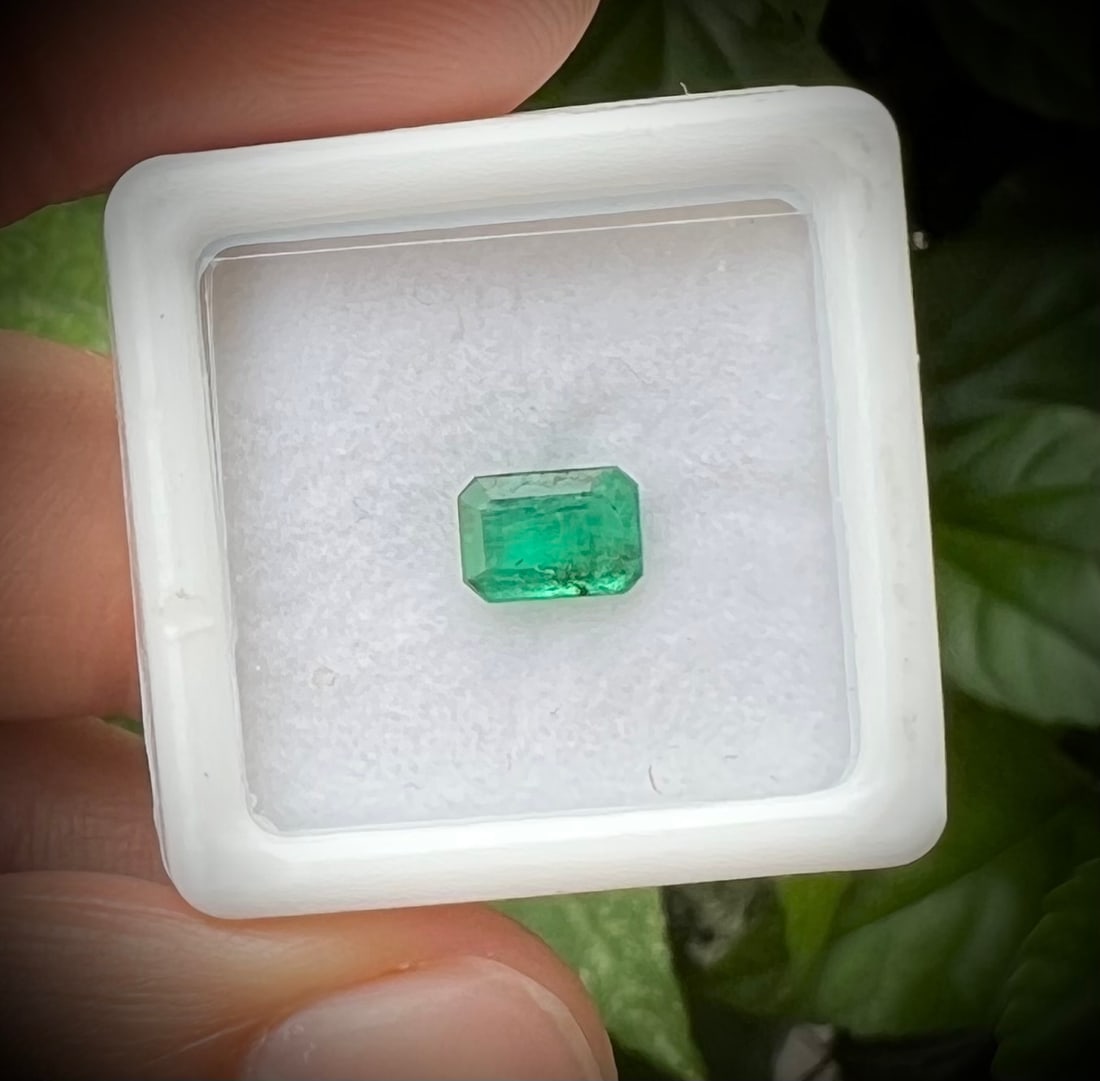 Natural Emerald Octagon Faceted Cut Gemstone 0.95 Carats (1 of 5)