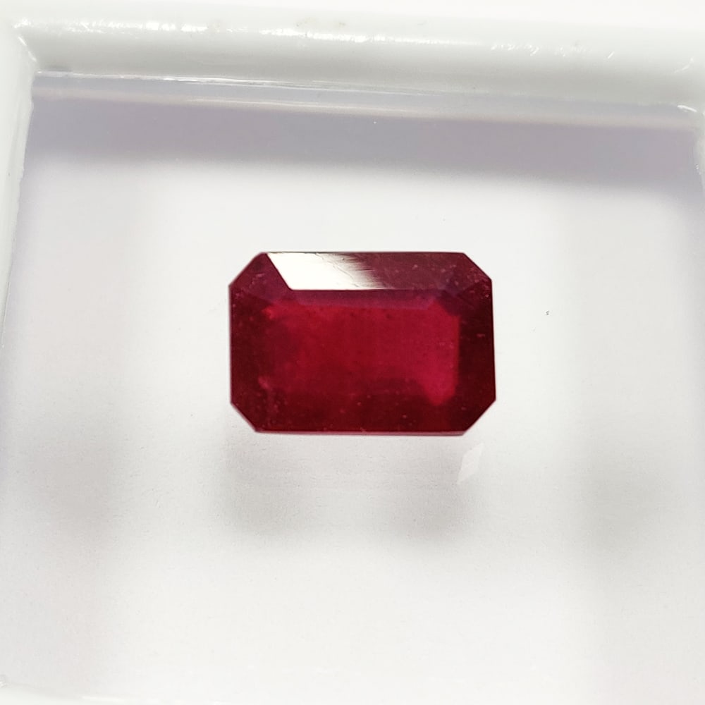 Natural Ruby Octagon Faceted Cut 5.40 Carats Gemstone: Natural Ruby Octagon Faceted Cut 5.40 Carats Gemstone Gemstone : Ruby Stone Shape : Octagon Stone Cutting Type :Faceted Cut Stone Weight :5.40 Carats Stone Measurement : 11.5x8x4.5 MM