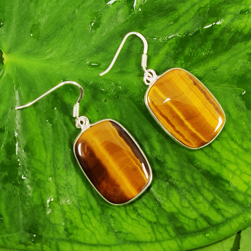 TIGER'S EYE 92.5 STERLING SILVER EARRING: TIGER'S EYE 92.5 STERLING SILVER EARRING Product Type : EARRING Main Stone : TIGER'S EYE Main Stone Shape : CUSHION Main Stone Size : 24X18 MM Main Stone Color : BROWN Metal : STERLING SILVER Metal Pu