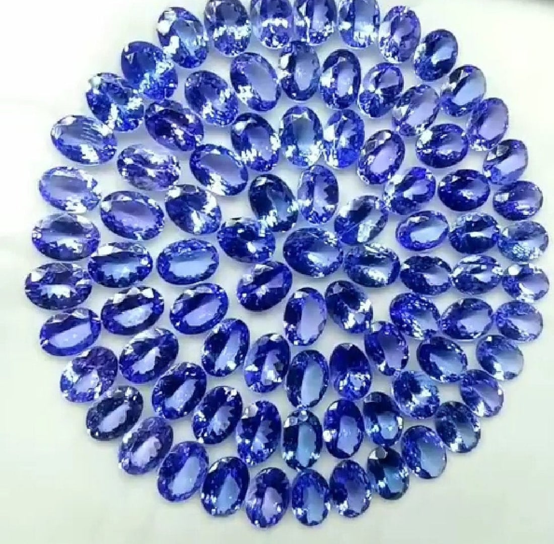 Tanzanite 7x5 MM Oval Faceted Cut 15 Pieces: Natural Tanzanite 7x5 MM Oval Faceted Cut 15 Pieces Gemstone : Tanzanite Shape : Oval Size : 7x5 MM Color : Blue Type : Faceted Cut Quantity : 15 Pieces Weight : 10.5 C