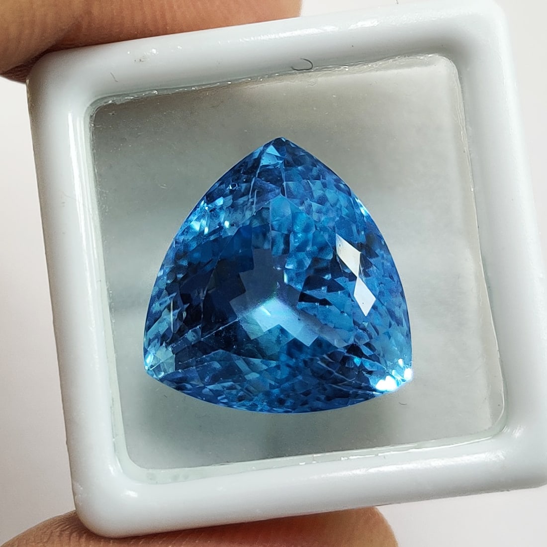 Natural Blue Topaz Trillion Faceted Cut 26.2 Carats Gemstone: Natural Blue Topaz Trillion Faceted Cut 26.2 Carats Gemstone Gemstone : Blue Topaz Stone Shape : Trillion Stone Cutting Type : Faceted Cut Stone Weight : 26.2 Carats Stone Measurement : 17x