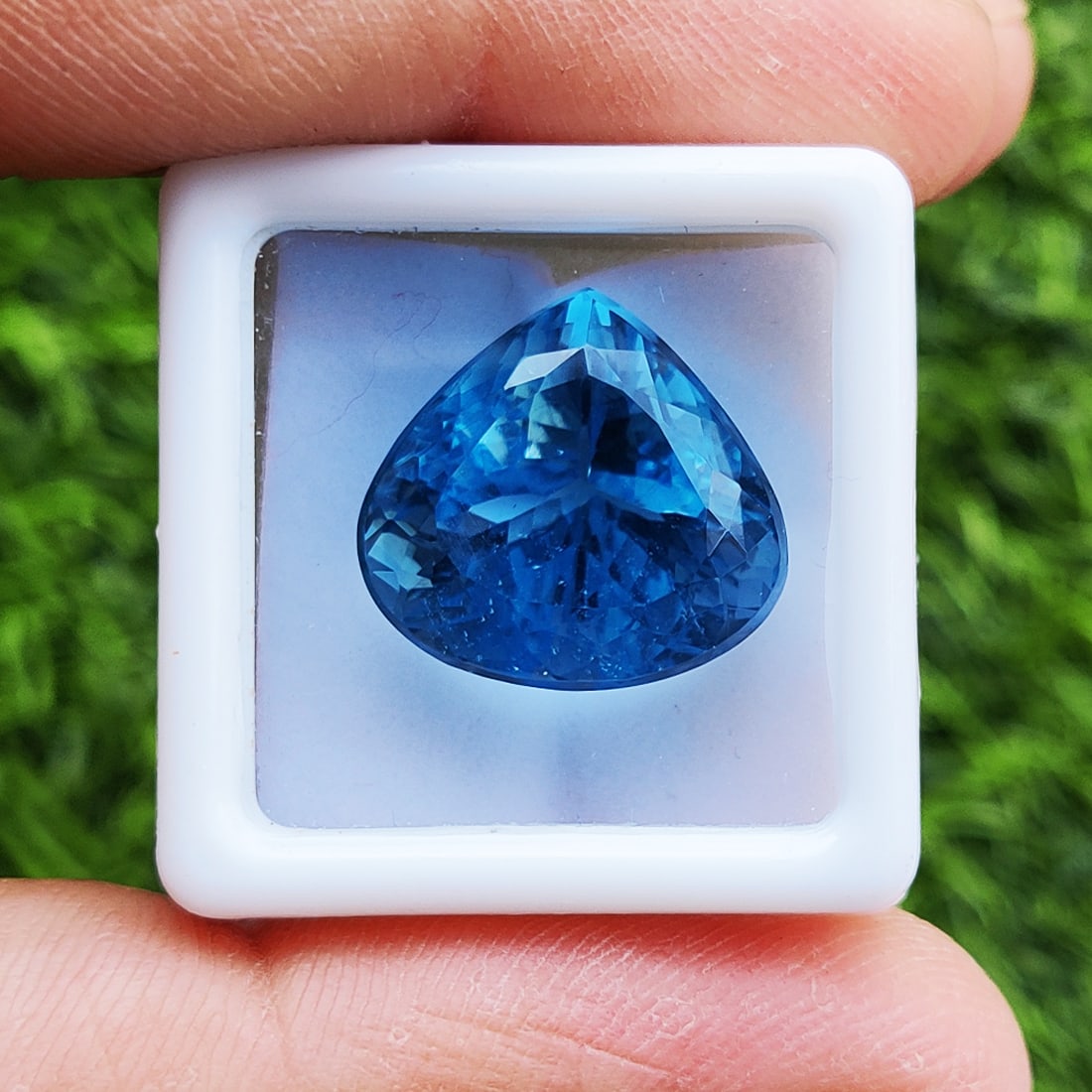 Natural Blue Topaz Heart Faceted Cut 24.85 Carats Gemstone: Natural Blue Topaz Heart Faceted Cut 24.85 Carats Gemstone Gemstone : Blue Topaz Stone Shape : Heart Stone Cutting Type :Faceted Cut Stone Weight :24.85 Carats Stone Measurement : 16x17.512