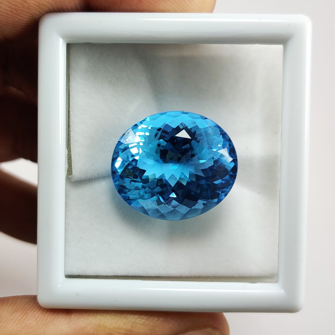 Natural Blue Topaz Oval Faceted Cut 49 Carats Gemstone: Natural Blue Topaz Oval Faceted Cut 49 Carats Gemstone Gemstone : Blue Topaz Stone Shape : Oval Stone Cutting Type : Faceted Cut Stone Weight : 49 Carats Stone Measurement : 26x20x14 MM MM<