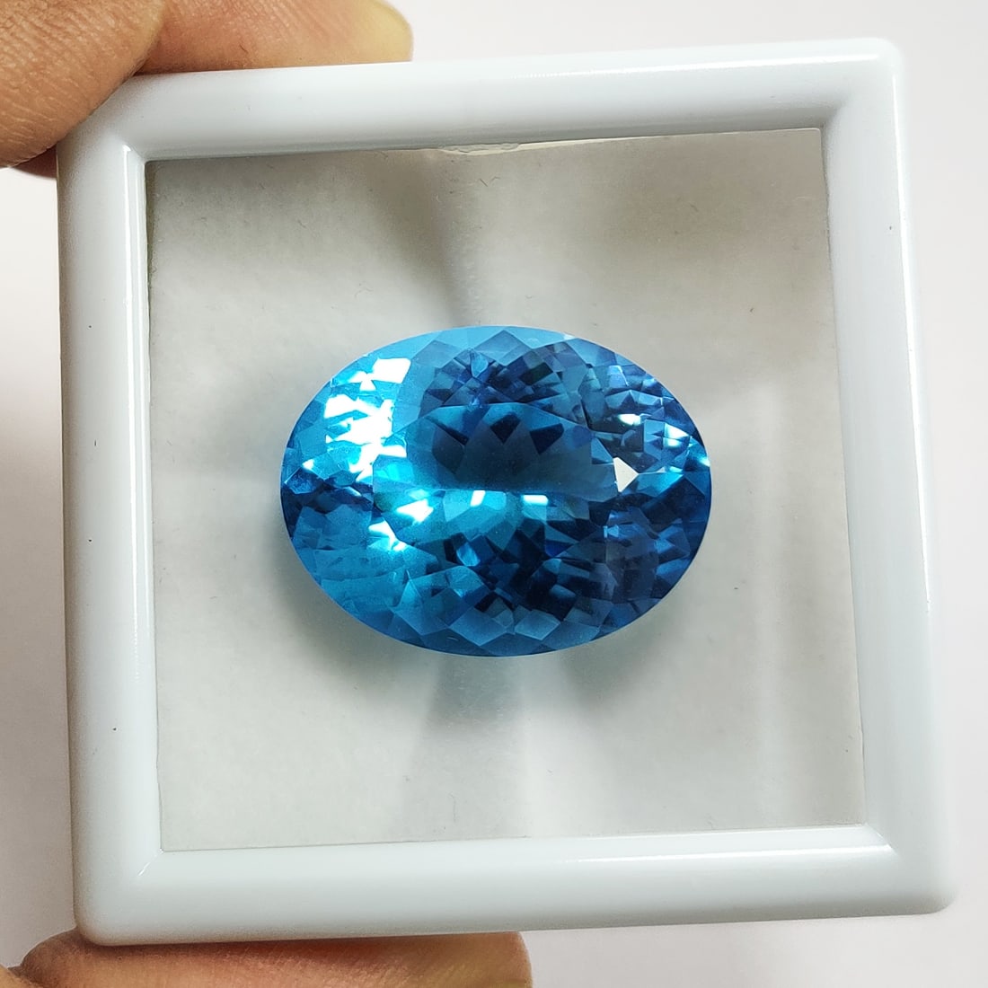 Natural Blue Topaz Oval Faceted Cut 49.1 Carats Gemstone: Natural Blue Topaz Oval Faceted Cut 49.1 Carats Gemstone Gemstone : Blue Topaz Stone Shape : Oval Stone Cutting Type : Faceted Cut Stone Weight : 49.1 Carats Stone Measurement : 27x20x13.5
