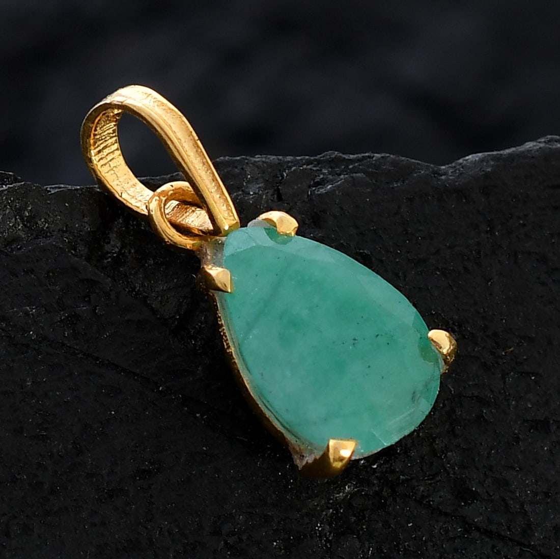 NATURAL EMERALD GEMSTONE 14KT YELLOW GOLD HANDMADE PENDANT JEWELRY: NATURAL EMERALD GEMSTONE 14KT YELLOW GOLD HANDMADE PENDANT JEWELRY GEMSTONE : EMERALD STONE SHAPE : PEAR STONE SIZE : 6X8 MM STONE WEIGHT : 0.95 CTS METAL : YELLOW GOLD METAL PURITY : 14 KT<