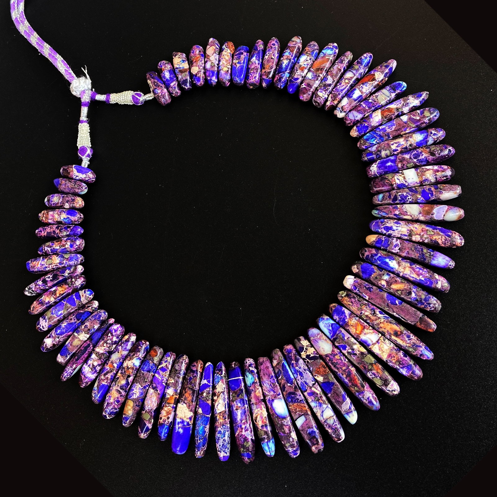 Natural Purple Jasper Gemstone Hand Carved Necklace: Natural Purple Jasper Gemstone Hand Carved Necklace Gemstone : Purple Jasper Necklace Weight : 164 Grams Country of Manufacture : India Treatment : None Necklace Length : 20 Inches (With Extra Adjusta