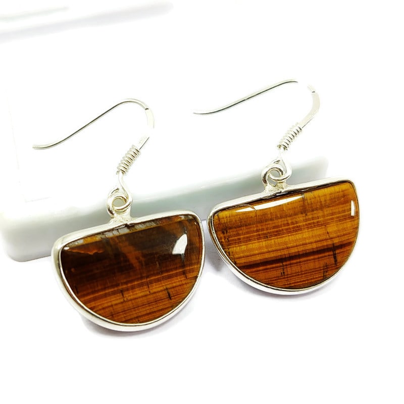 TIGER'S EYE 92.5 STERLING SILVER EARRING: TIGER'S EYE 92.5 STERLING SILVER EARRING Product Type : EARRING Main Stone : TIGER'S EYE Main Stone Shape : FANCY Main Stone Size : 13X21 MM Main Stone Color : BROWN Metal : STERLING SILVER Metal Puri