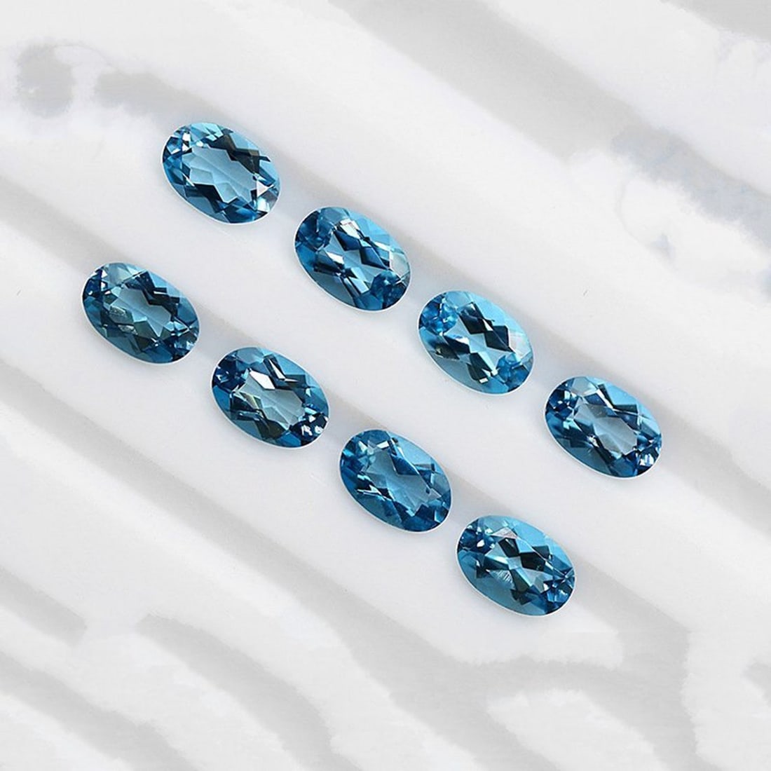 London Blue Topaz 7x5 MM Oval Faceted Cut 15 Pieces: Natural London Blue Topaz 7x5 MM Oval Faceted Cut 15 Pieces Gemstone : London Blue Topaz Shape : Oval Size : 7x5 MM Color : London Blue Type : Faceted Cut Quantity : 15 Pieces