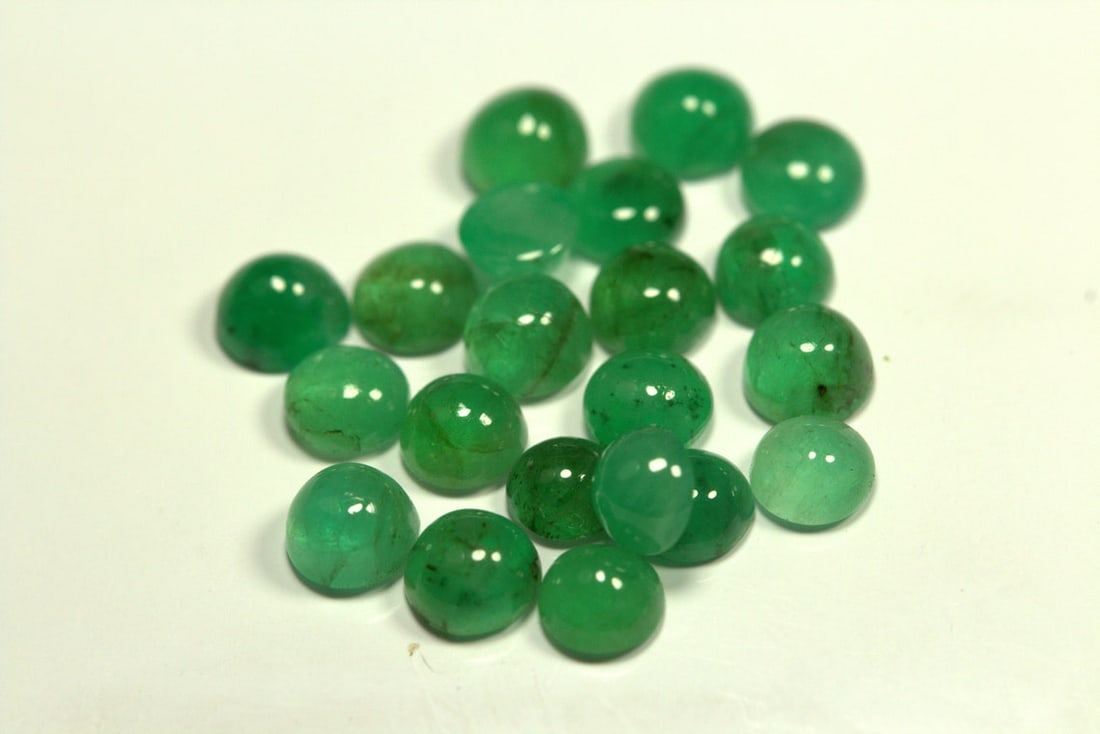 Emerald 3 MM Round Cabochon 50 Pieces: Natural Emerald 3 MM Round Cabochon 50 Pieces Gemstone : Emerald Shape : Round Size : 3 MM Color : Green Type : Cabochon Quantity : 50 Pieces Weight : 5.5 Carats