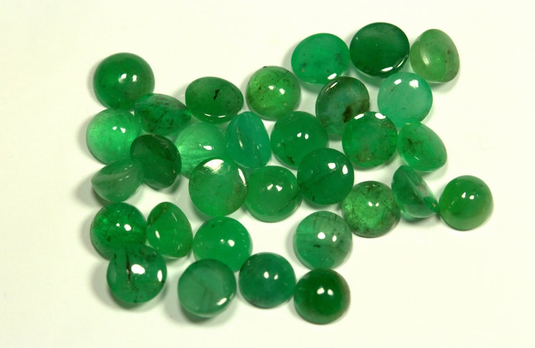 Emerald 4.5 MM Round Cabochon 25 Pieces: Natural Emerald 4.5 MM Round Cabochon 25 Pieces Gemstone : Emerald Shape : Round Size : 4.5 MM Color : Green Type : Cabochon Quantity : 25 Pieces Weight : 8.5 Carats