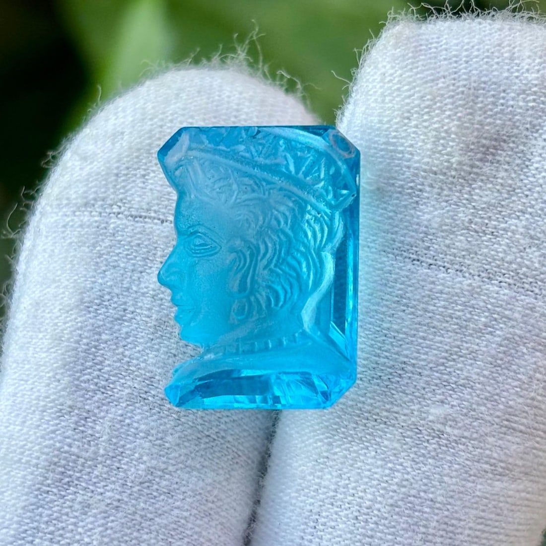 Natural Blue Topaz Octagon Cut King Carved Hand Cut 18.4 Cts. Gemstone: Natural Blue Topaz Octagon Cut King Carved Hand Cut 18.4 Cts. Gemstone Blue Topaz Shape : Octagon Cut King Carved Size : 18x13x9 MM Color : Blue Type : Hand Cut Quantity : 1 Piece