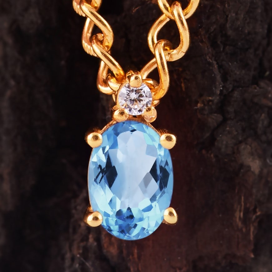 Natural Blue Topaz & Diamond 14 KT Rose Gold Pendant: Natural Blue Topaz & Diamond 14 KT Rose Gold Pendant Jewelry Type : Pendant Main Stone : Blue Topaz & Diamond Main Stone Shape & Size : Oval 7x5 MM Main Stone Color : Blue Diamond Shape & Size : Ro