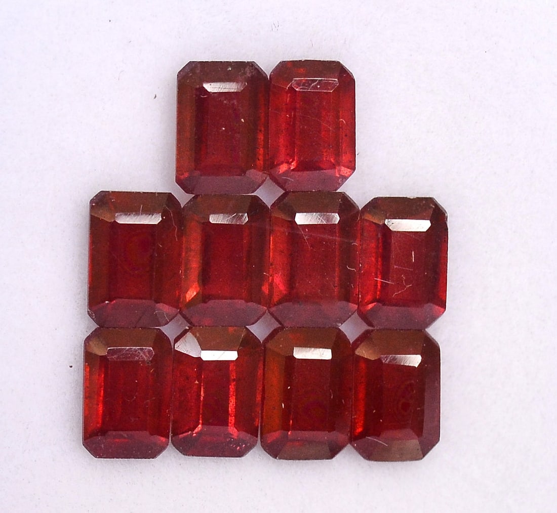Ruby 6x4 MM Octagon Faceted Cut 15 Pieces: Natural Ruby 6x4 MM Octagon Faceted Cut 15 Pieces Gemstone : Ruby Shape : Octagon Size : 6x4 MM Color : Red Type : Faceted Cut Quantity : 15 Pieces Weight : 14.1 Carats