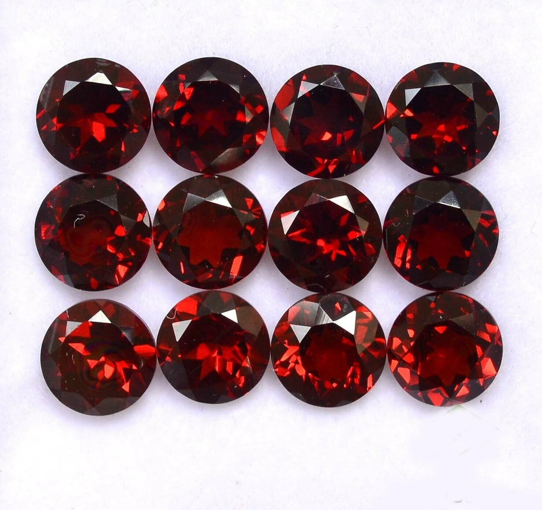 Red Garnet 6 MM Round Faceted Cut 25 Pieces: Natural Red Garnet 6 MM Round Faceted Cut 25 Pieces Gemstone : Red Garnet Shape : Round Size : 6 MM Color : Red Type : Faceted Cut Quantity : 25 Pieces Weight : 23 Cara