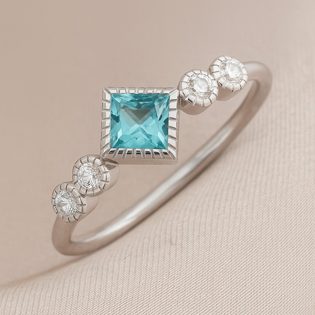 Natural Aquamarine Gemstone & Lab Grown Diamonds Silver Ring: Natural Aquamarine Gemstone & Lab Grown Diamonds Silver Ring Jewelry Type : Ring Gemstone : Natural Aquamarine Gemstone Shape : Princess Gemstone Size : 4 MM Gemstone Quantity : 1 Piece Diam