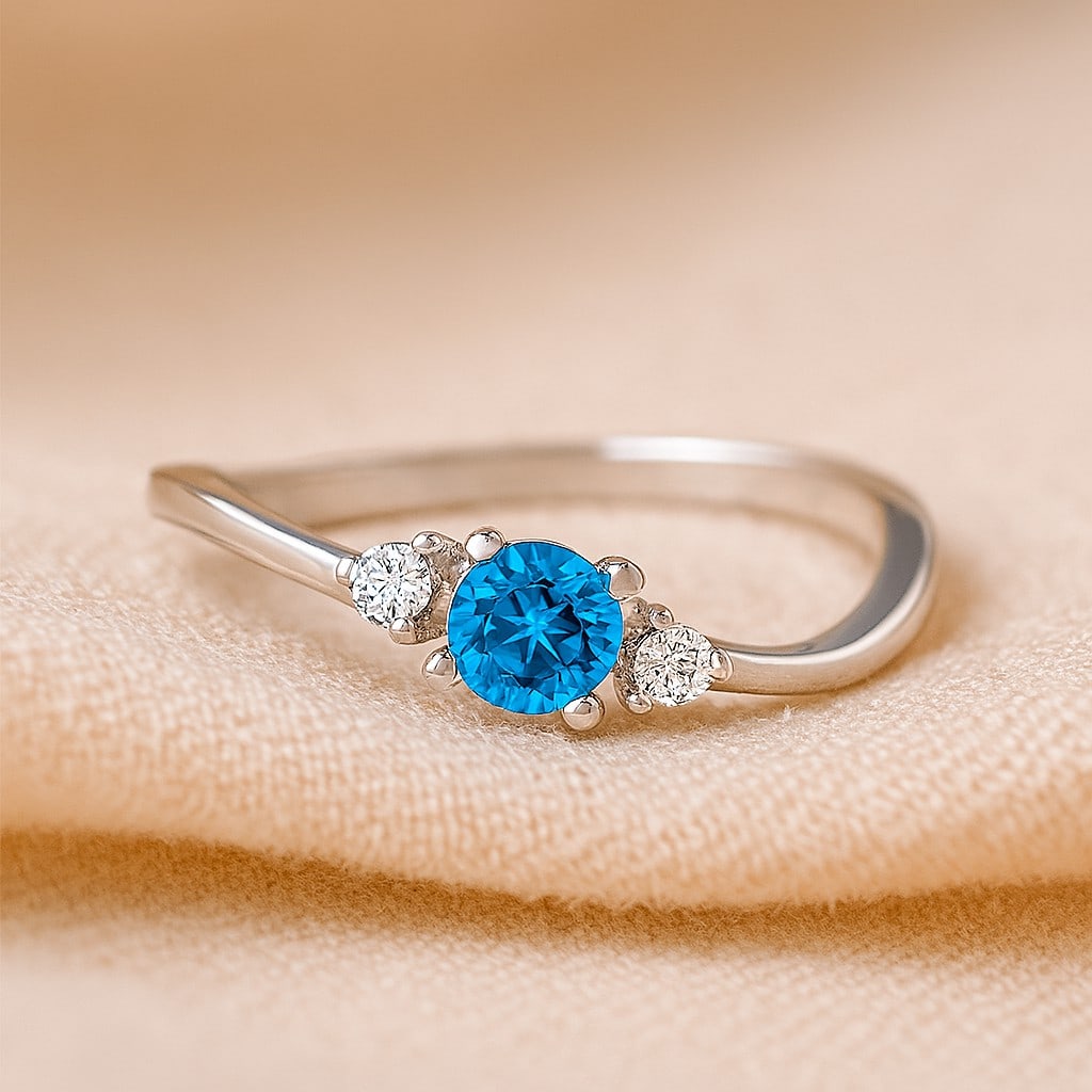 Natural Swiss Blue Topaz Gemstone & Lab Grown Diamonds Silver Ring: Natural Swiss Blue Topaz Gemstone & Lab Grown Diamonds Silver Ring Jewelry Type : Ring Gemstone : Natural Swiss Blue Topaz Gemstone Shape : Round Gemstone Size : 4 MM Gemstone Quantity : 1 Piece