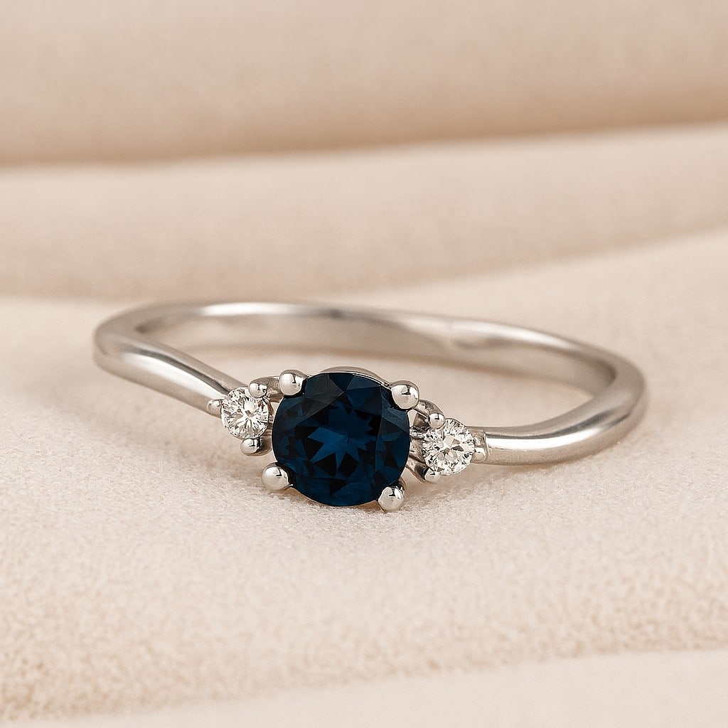 Natural London Blue Topaz Gemstone & Lab Grown Diamonds Silver Ring: Natural London Blue Topaz Gemstone & Lab Grown Diamonds Silver Ring Jewelry Type : Ring Gemstone : Natural London Blue Topaz Gemstone Shape : Round Gemstone Size : 4 MM Gemstone Quantity : 1 Piece<