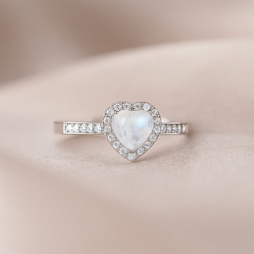 Natural Moonstone Gemstone & Lab Grown Diamonds Silver Ring: Natural Moonstone Gemstone & Lab Grown Diamonds Silver Ring Jewelry Type : Ring Gemstone : Natural Moonstone Gemstone Shape : Heart Gemstone Size : 6 MM Gemstone Quantity : 1 Piece Diamond Type : Lab
