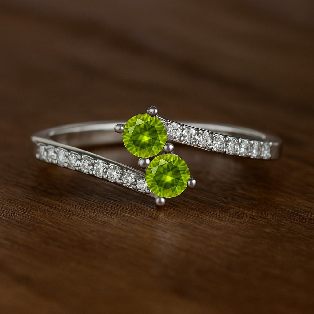 Natural Peridot Gemstone & Lab Grown Diamonds Silver Ring: Natural Peridot Gemstone & Lab Grown Diamonds Silver Ring Jewelry Type : Ring Gemstone : Natural Peridot Gemstone Shape : Round Gemstone Size : 3.5 MM Gemstone Quantity : 2 Pieces Diamond Ty