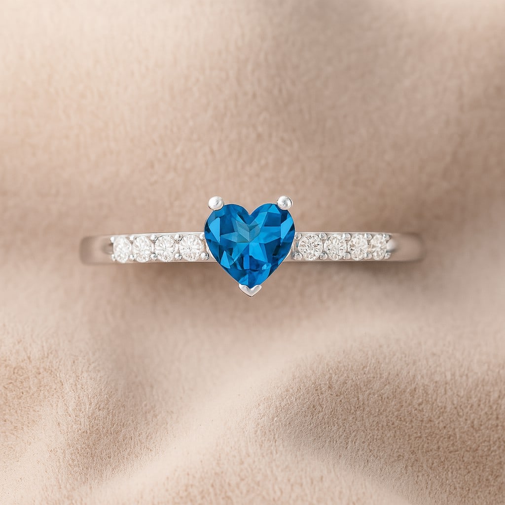 Natural Swiss Blue Topaz Gemstone & Lab Grown Diamonds Silver Ring: Natural Swiss Blue Topaz Gemstone & Lab Grown Diamonds Silver Ring Jewelry Type : Ring Gemstone : Natural Swiss Blue Topaz Gemstone Shape : Heart Gemstone Size : 5 MM Gemstone Quantity : 1 Piece