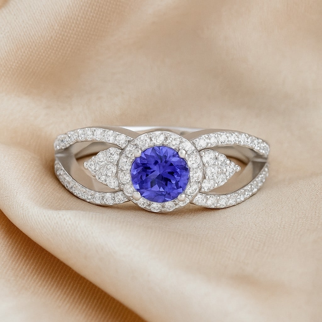 Natural Tanzanite Gemstone & Lab Grown Diamonds Silver Ring: Natural Tanzanite Gemstone & Lab Grown Diamonds Silver Ring Jewelry Type : Ring Gemstone : Natural Tanzanite Gemstone Shape : Round Gemstone Size : 5MM Gemstone Quantity : 1 Piece Diamond Type : Lab