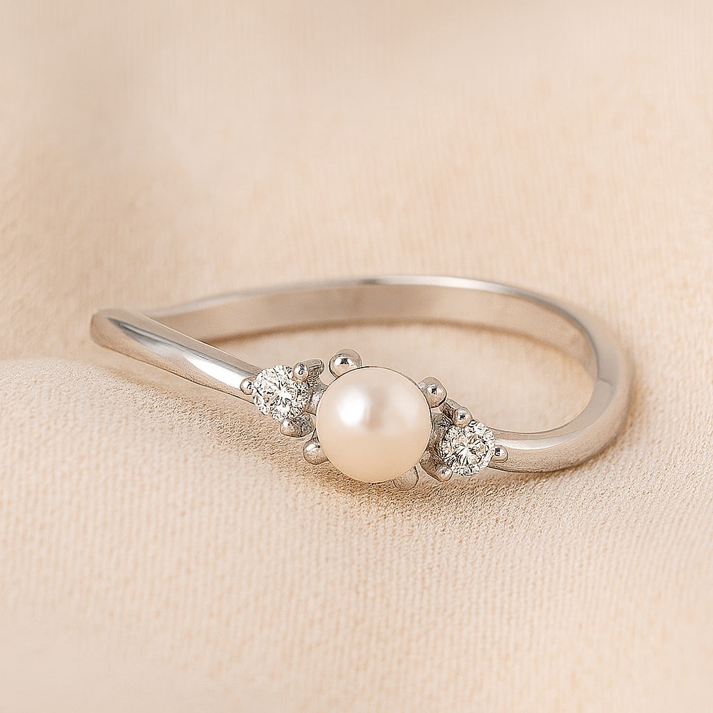 Natural Pearl Gemstone & Lab Grown Diamonds Silver Ring: Natural Pearl Gemstone & Lab Grown Diamonds Silver Ring Jewelry Type : Ring Gemstone : Natural Pearl Gemstone Shape : Round Gemstone Size : 4 MM Gemstone Quantity : 1 Piece Diamond Type :