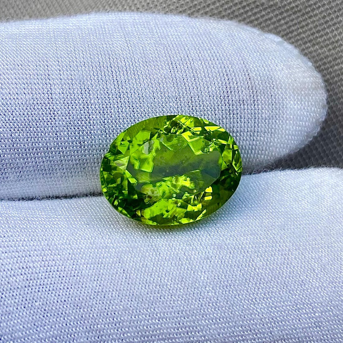 Natural Peridot Oval Faceted Cut 9.75 Cts. Gemstone (1 of 3)