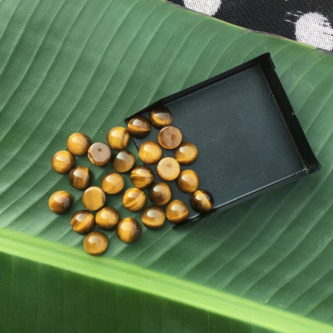 Tiger's Eye 5 MM Round Cabochon 50 Pieces: Natural Tiger's Eye 5 MM Round Cabochon 50 Pieces Gemstone : Tiger's Eye Shape : Round Size : 5 MM Color : Brown Type : Cabochon Quantity : 50 Pieces Weight : 26 Carats