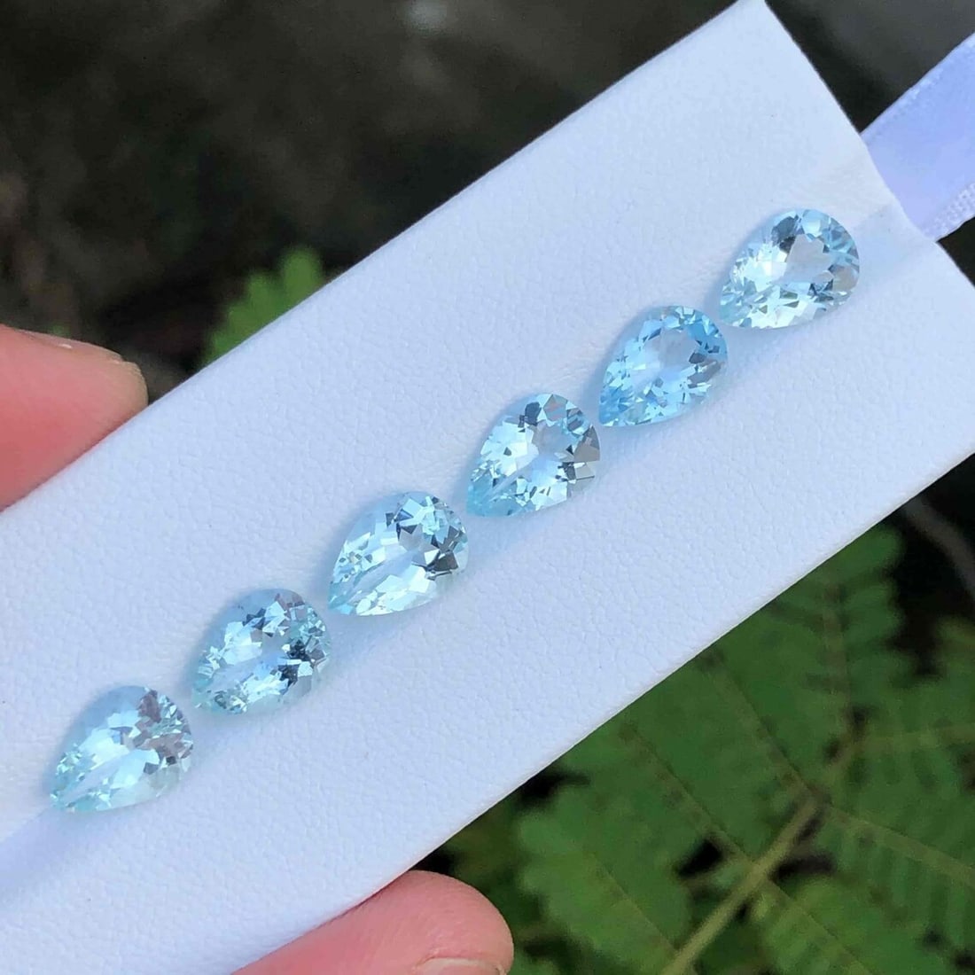 Aquamarine 7x5 MM Pear Faceted Cut 25 Pieces: Natural Aquamarine 7x5 MM Pear Faceted Cut 25 Pieces Gemstone : Aquamarine Shape : Pear Size : 7x5 MM Color : Aqua Blue Type : Faceted Cut Quantity : 25 Pieces Weight : 15.5 Carats Country of
