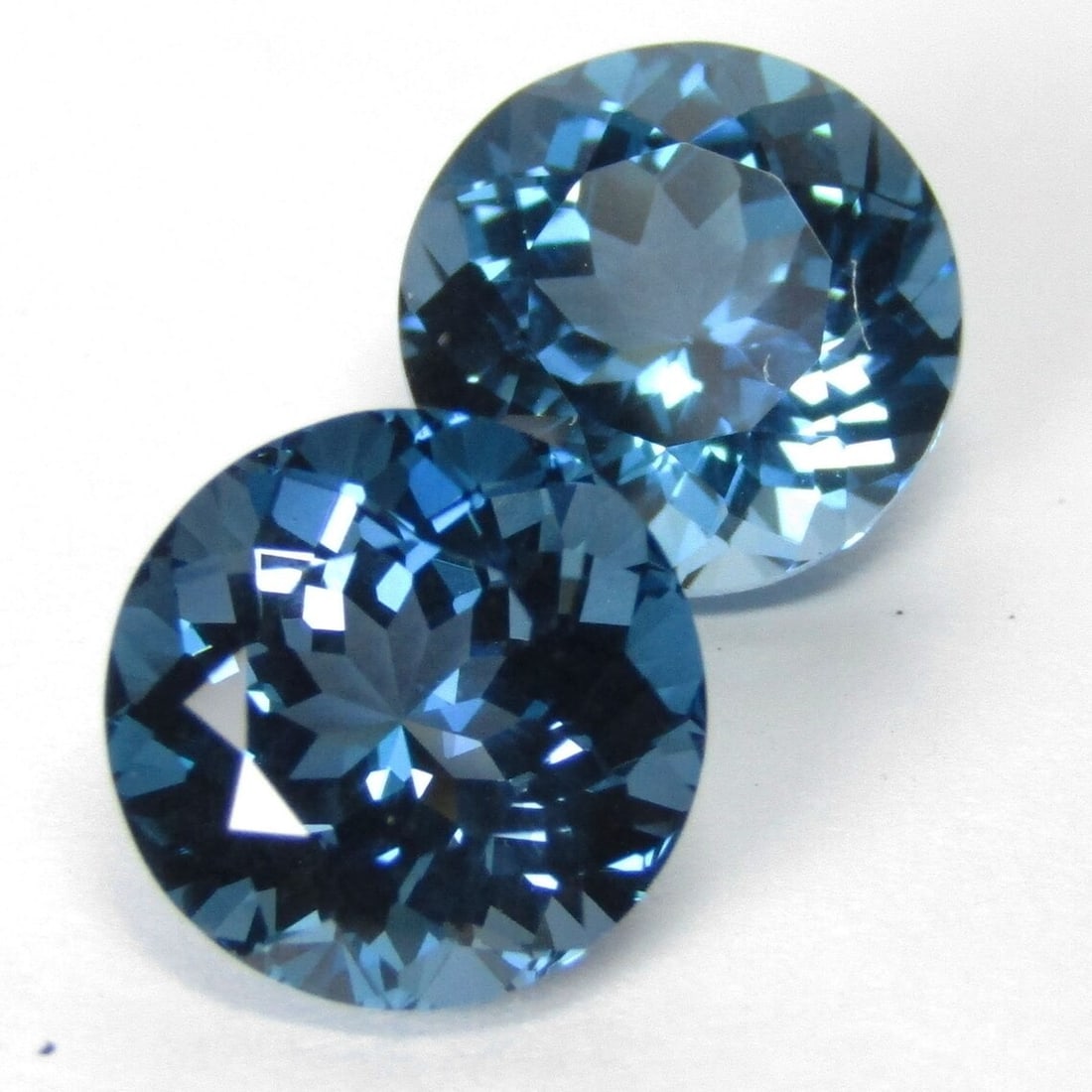 Natural London Blue Topaz 15 MM Round Cut Gemstone Pair: Natural London Blue Topaz 15 MM Round Cut Gemstone Pair Gemstone : London Blue Topaz Stone Shape : Round Stone Cutting Type : Faceted Cut Stone Weight : 33.50 Carats Stone Measurement : 15