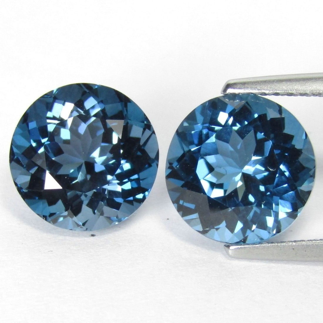 Natural London Blue Topaz 10 MM Round Cut Gemstone Pair: Natural London Blue Topaz 10 MM Round Cut Gemstone Pair Gemstone : London Blue Topaz Stone Shape : Round Stone Cutting Type : Faceted Cut Stone Weight : 9.65 Carats Stone Measurement : 10