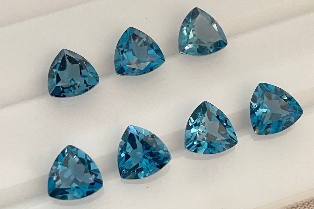 London Blue Topaz 7 MM Trillion Faceted Cut 10 Pieces: Natural London Blue Topaz 7 MM Trillion Faceted Cut 10 Pieces Gemstone : London Blue Topaz Shape : Trillion Size : 7 MM Color : London Blue Type : Faceted Cut Quantity : 10 Piece