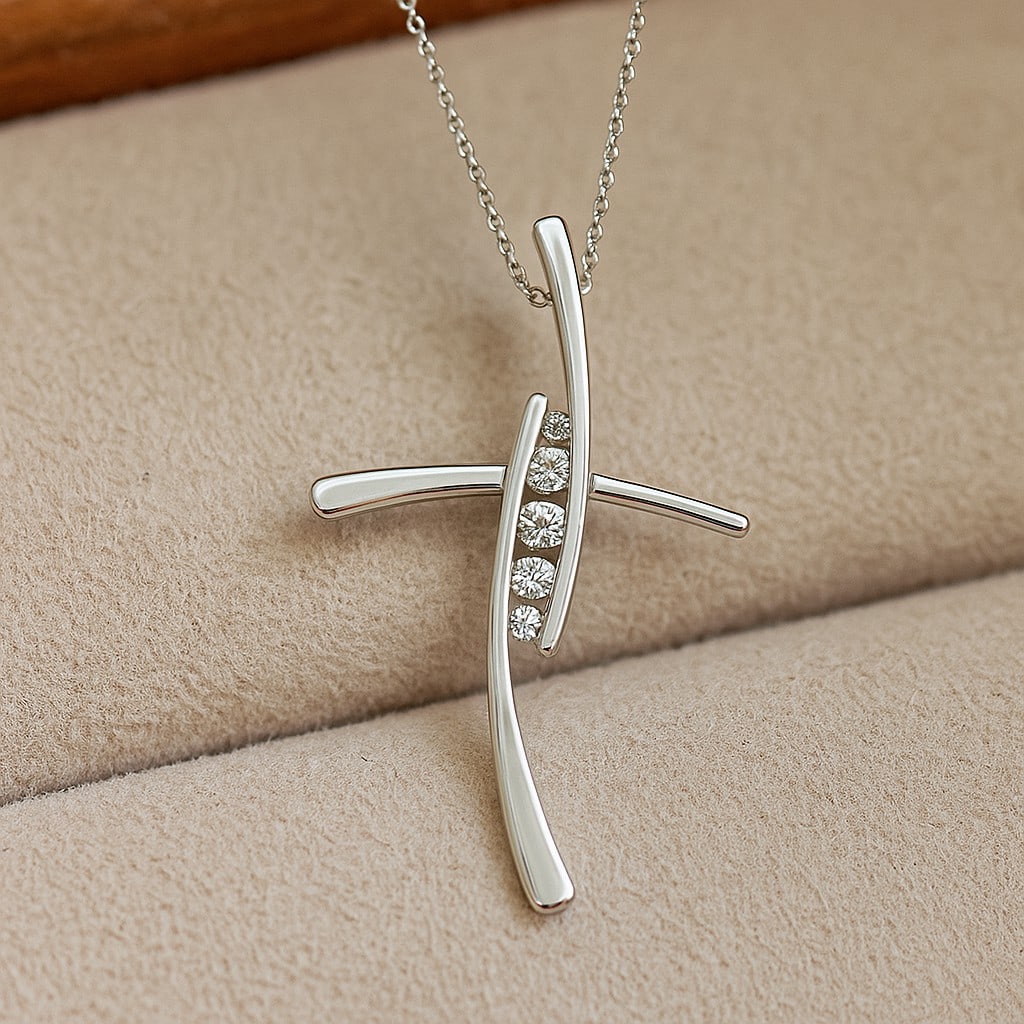 Lab Grown Diamond 92.5 Sterling Silver Pendant with Chain: Lab Grown Diamond 92.5 Sterling Silver Pendant with Chain Gemstone Shape : Round Gemstone Size : 2.7 MM, 2.4 MM, 1.8 MM Gemstone Quantity : 5 Pieces Diamond Type : Lab Grown Diamond Shape : Round<