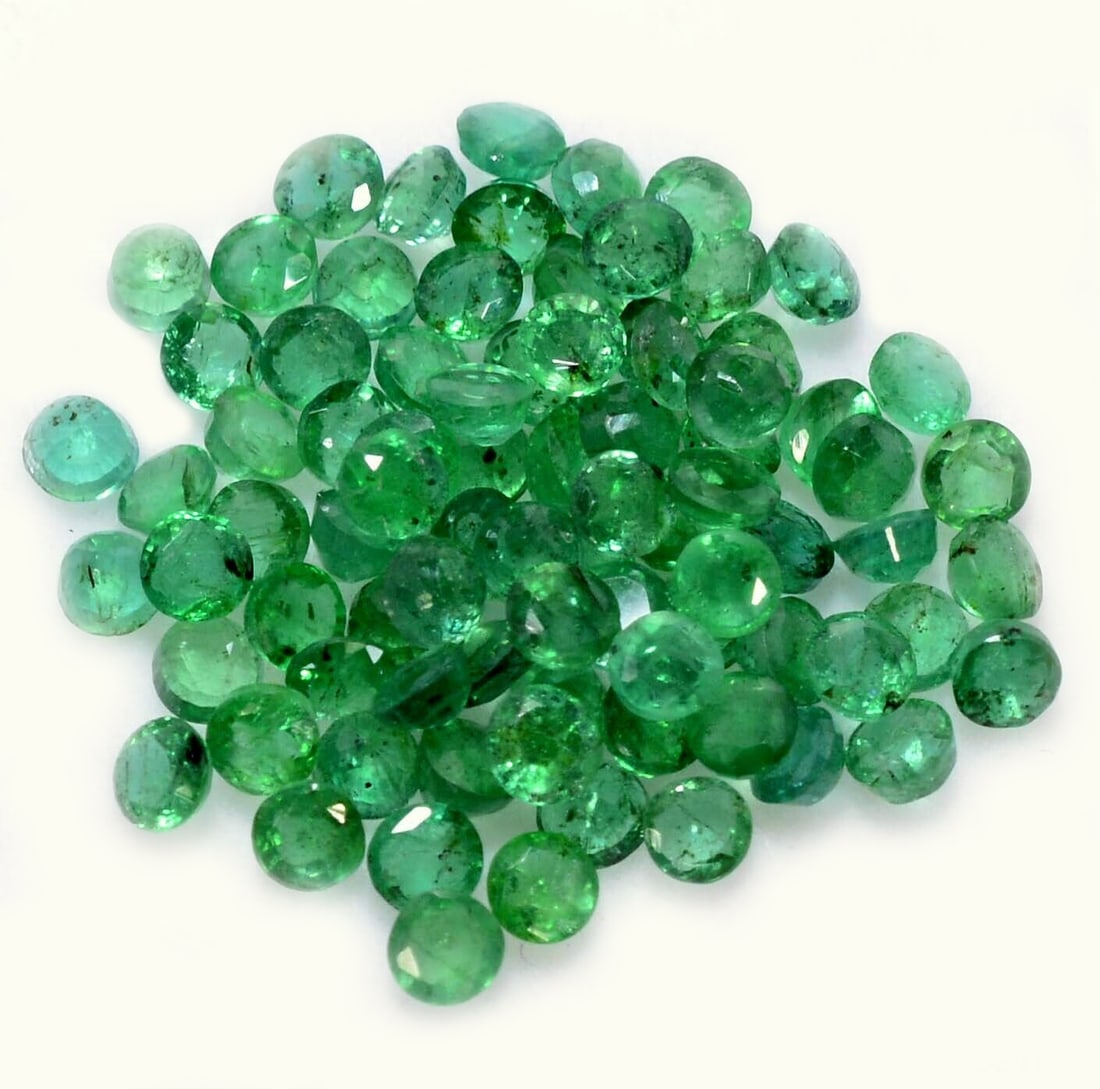Emerald 2.75 MM Round Faceted Cut 100 Pieces: Natural Emerald 2.75 MM Round Faceted Cut 100 Pieces Gemstone : Emerald Shape : Round Size : 2.75 MM Color : Green Type : Faceted Cut Quantity : 100 Pieces Weight : 10.