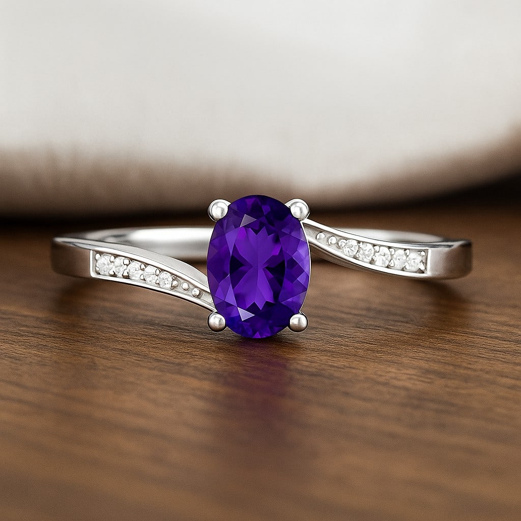 Natural Amethyst Gemstone & Lab Grown Diamonds Silver Ring: Natural Amethyst Gemstone & Lab Grown Diamonds Silver Ring Jewelry Type : Ring Gemstone : Natural Amethyst Gemstone Shape : Oval Gemstone Size : 7x5 MM Gemstone Quantity : 1 Piece Diamond Ty