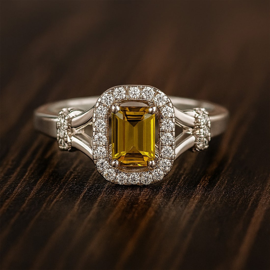 Natural Citrine Gemstone & Lab Grown Diamonds Silver Ring: Natural Citrine Gemstone & Lab Grown Diamonds Silver Ring Jewelry Type : Ring Gemstone : Natural Citrine Gemstone Shape : Emerald Gemstone Size : 6x4 MM Gemstone Quantity : 1 Piece Diamond T