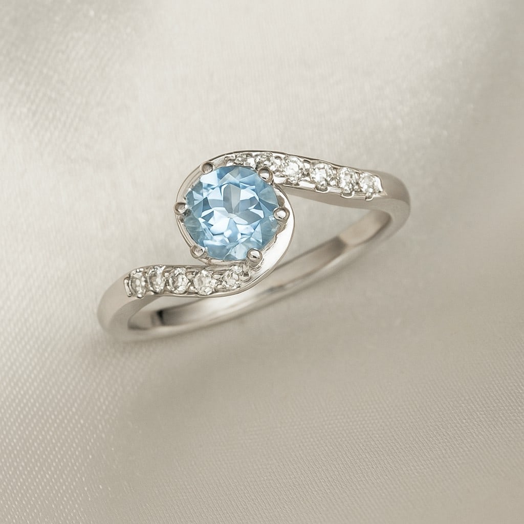 Natural Aquamarine Gemstone & Lab Grown Diamonds Silver Ring: Natural Aquamarine Gemstone & Lab Grown Diamonds Silver Ring Jewelry Type : Ring Gemstone : Natural Aquamarine Gemstone Shape : Round Gemstone Size : 6 MM Gemstone Quantity : 1 Piece Diamond