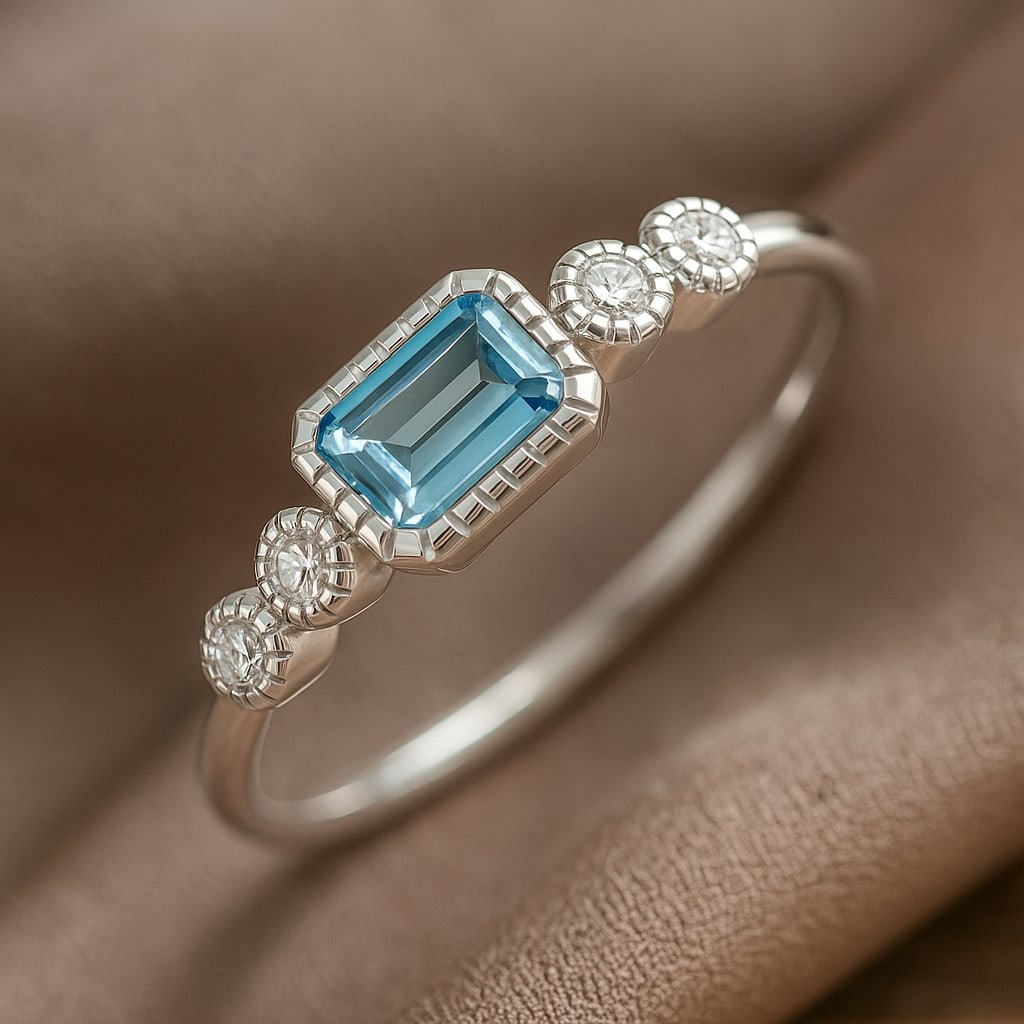 Natural Aquamarine Gemstone & Lab Grown Diamonds Silver Ring: Natural Aquamarine Gemstone & Lab Grown Diamonds Silver Ring Jewelry Type : Ring Gemstone : Natural Aquamarine Gemstone Shape : Emerald Gemstone Size : 6x4 MM Gemstone Quantity : 1 Piece Dia