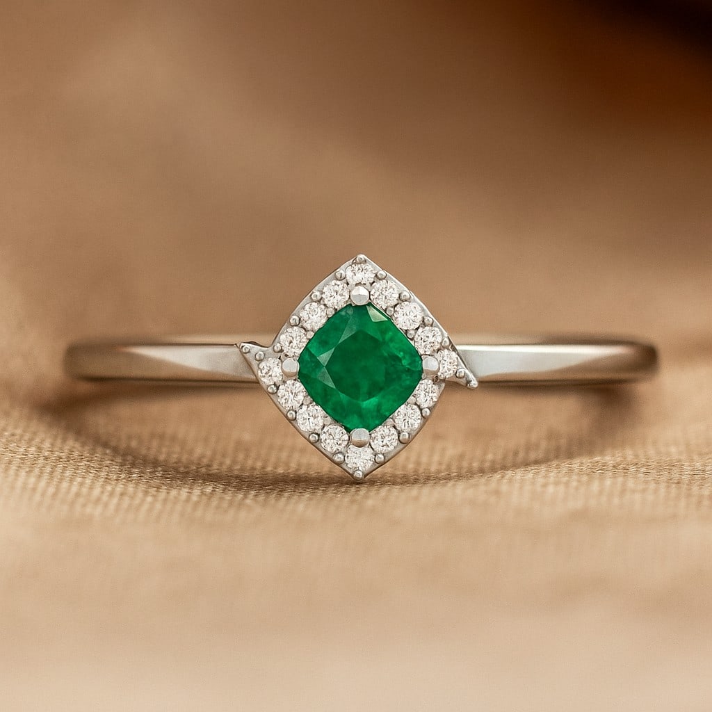 Lab Grown Emerald & Diamonds Silver Ring: Lab Grown Emerald & Diamonds Silver Ring Jewelry Type : Ring Gemstone : Lab Grown Emerald Gemstone Shape : Cushion Square Gemstone Size : 4 MM Gemstone Quantity : 1 Piece Diamond Type : L