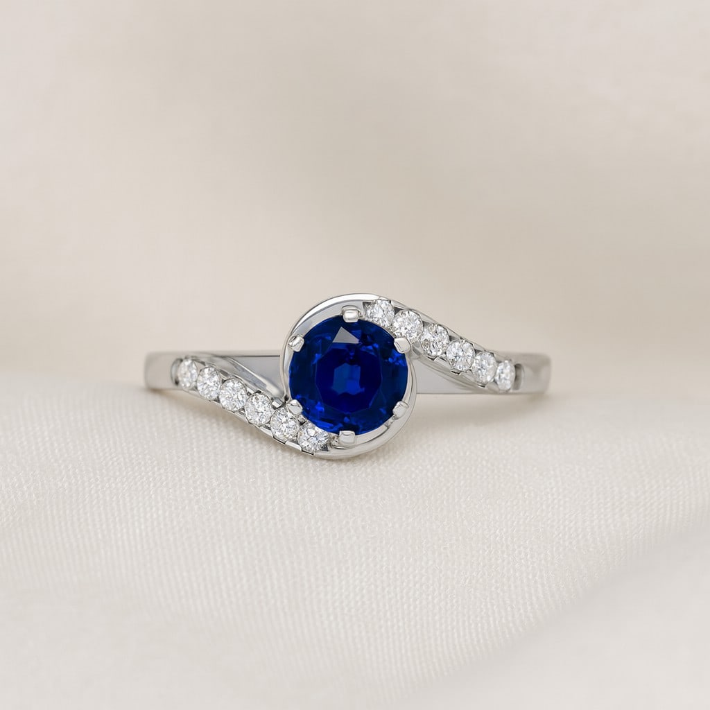 Natural Blue Sapphire Gemstone & Lab Grown Diamonds Silver Ring: Natural Blue Sapphire Gemstone & Lab Grown Diamonds Silver Ring Jewelry Type : Ring Gemstone : Natural Blue Sapphire Gemstone Shape : Round Gemstone Size : 6 MM Gemstone Quantity : 1 Piece D