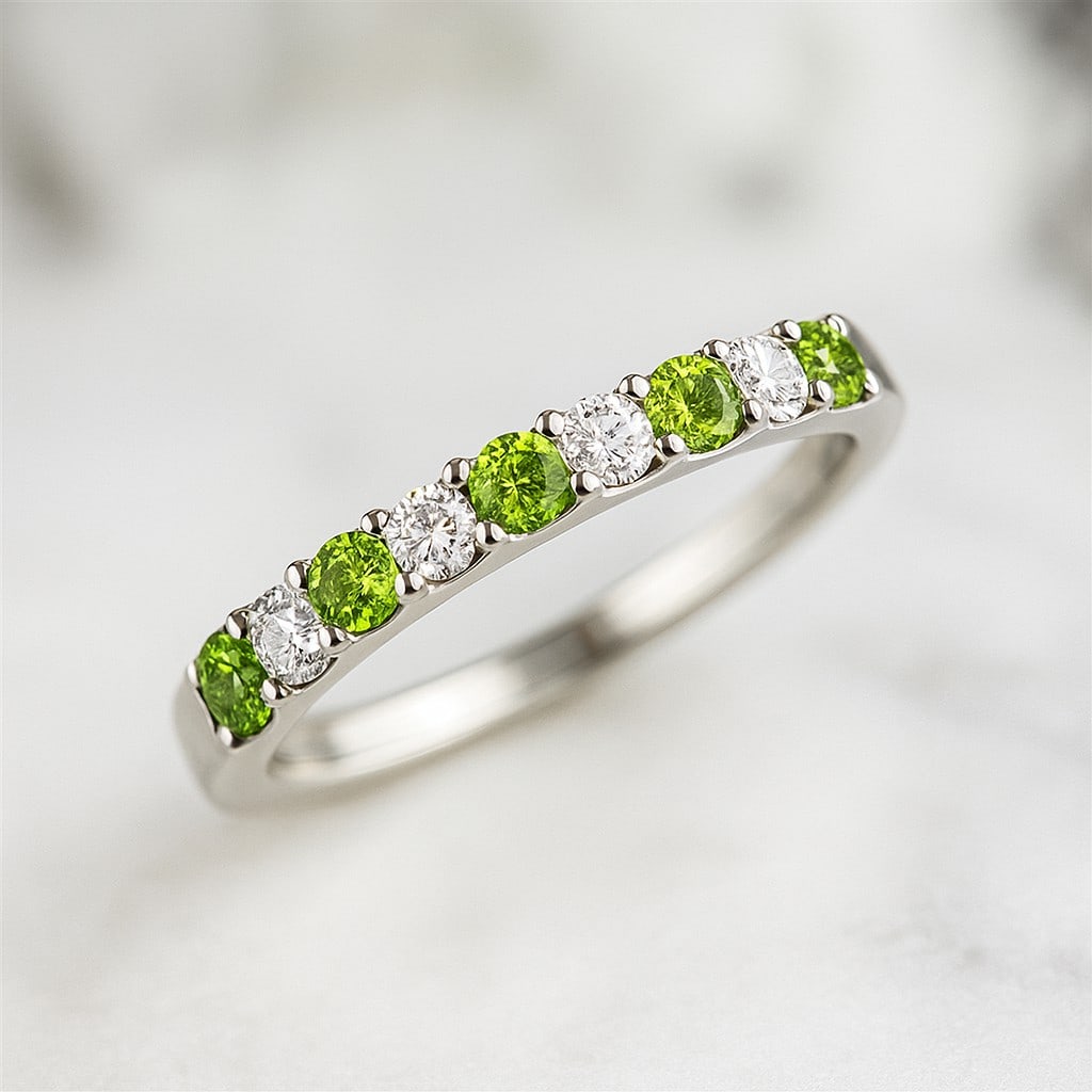 Natural Peridot Gemstone & Lab Grown Diamonds Silver Ring: Natural Peridot Gemstone & Lab Grown Diamonds Silver Ring Jewelry Type : Ring Gemstone : Natural Peridot Gemstone Shape : Round Gemstone Size : 2.5 MM Gemstone Quantity : 5 Pieces Diamond Ty