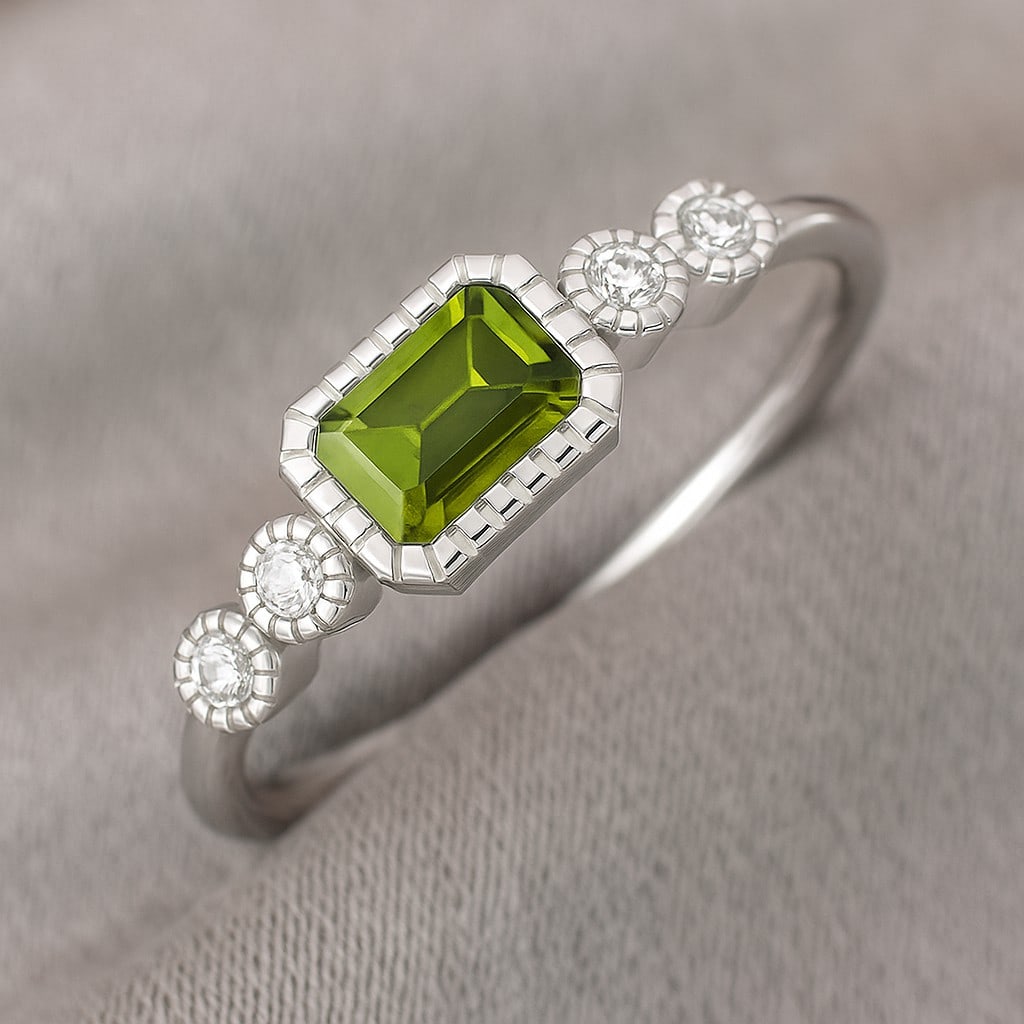 Natural Peridot Gemstone & Lab Grown Diamonds Silver Ring: Natural Peridot Gemstone & Lab Grown Diamonds Silver Ring Jewelry Type : Ring Gemstone : Natural Peridot Gemstone Shape : Emerald Gemstone Size : 6x4 MM Gemstone Quantity : 1 Piece Diamond T